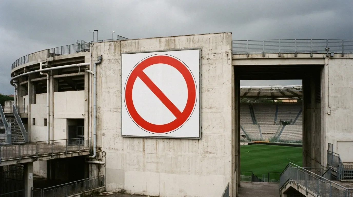 Un manifesto pubblicitario di un casinò coperto da un segnale di divieto rosso, sullo sfondo di uno stadio italiano senza sponsor di gioco